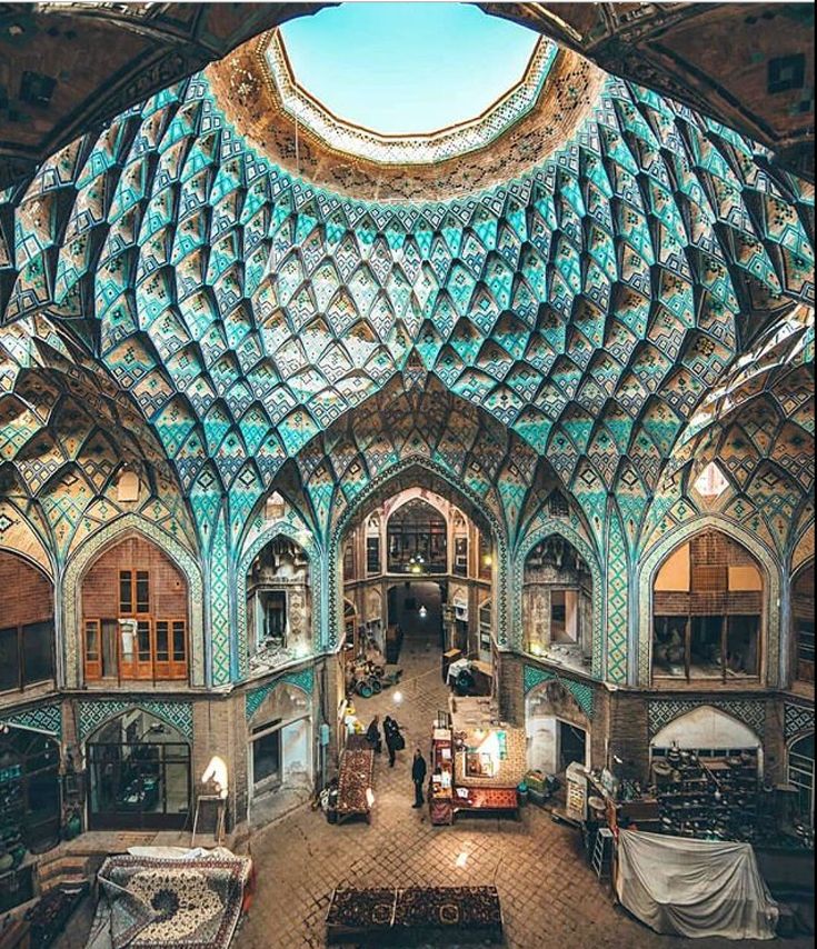 ساختمان معاصر با ترکیب عناصر سنتی ایرانی و فناوری‌های نوین