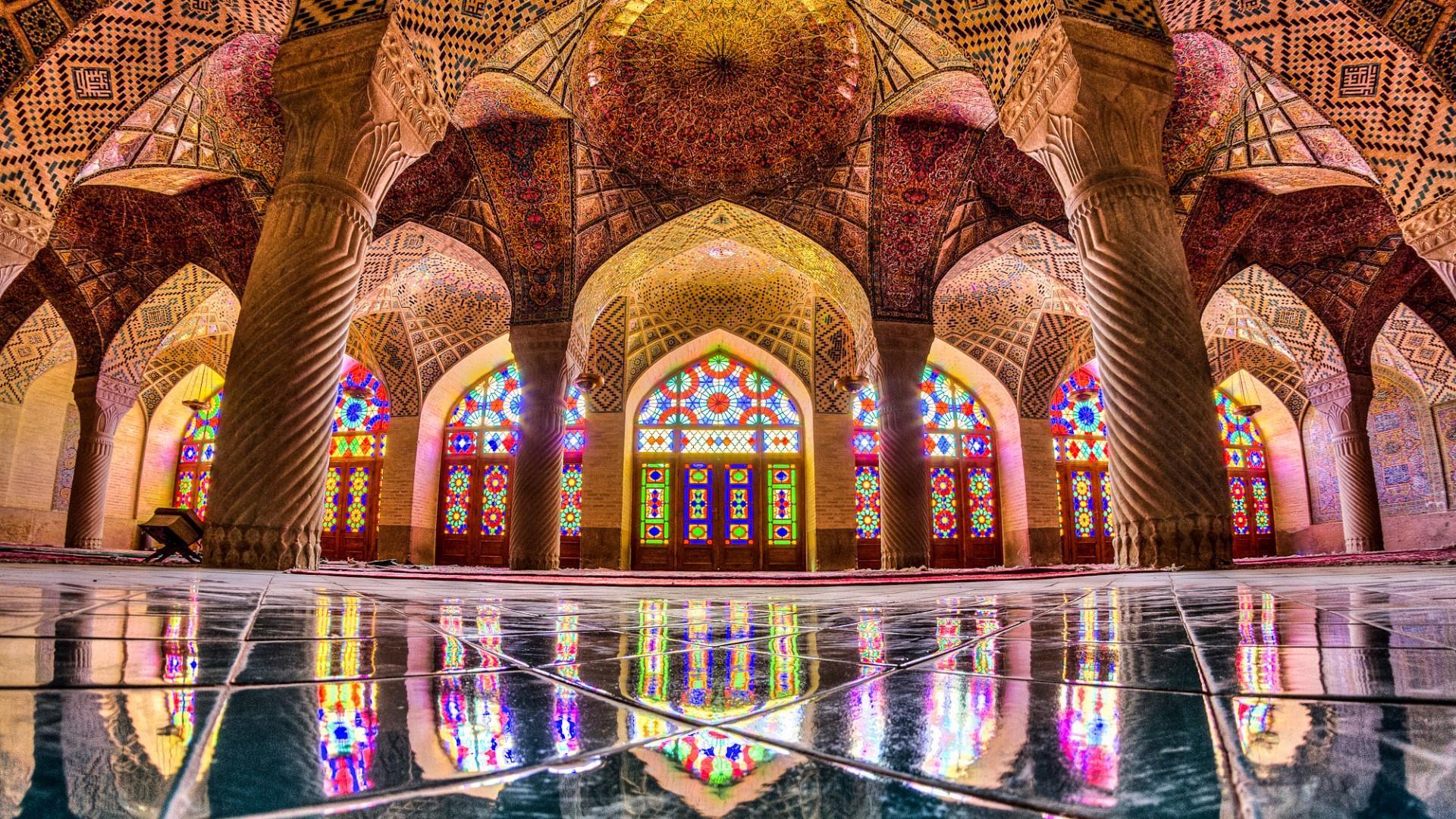 ساختمان مدرن ایرانی با گنبد انرژیپایدار و استفاده از ایوانهای باز برای بهبود تهویه طبیعی