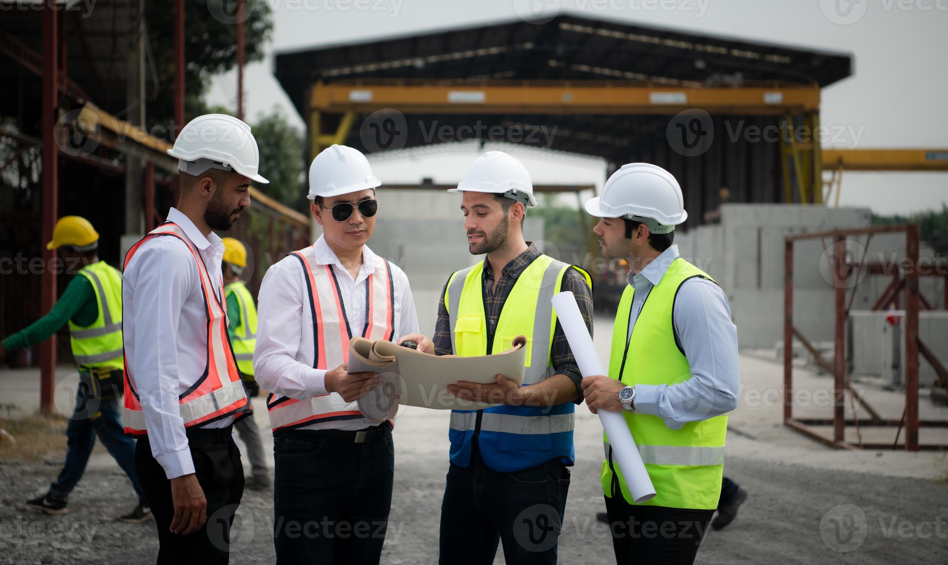 مهندسان نظارت‌کننده در بازدید سایت ساختمان، بررسی پیشرفت پروژه و ارزیابی کیفیت