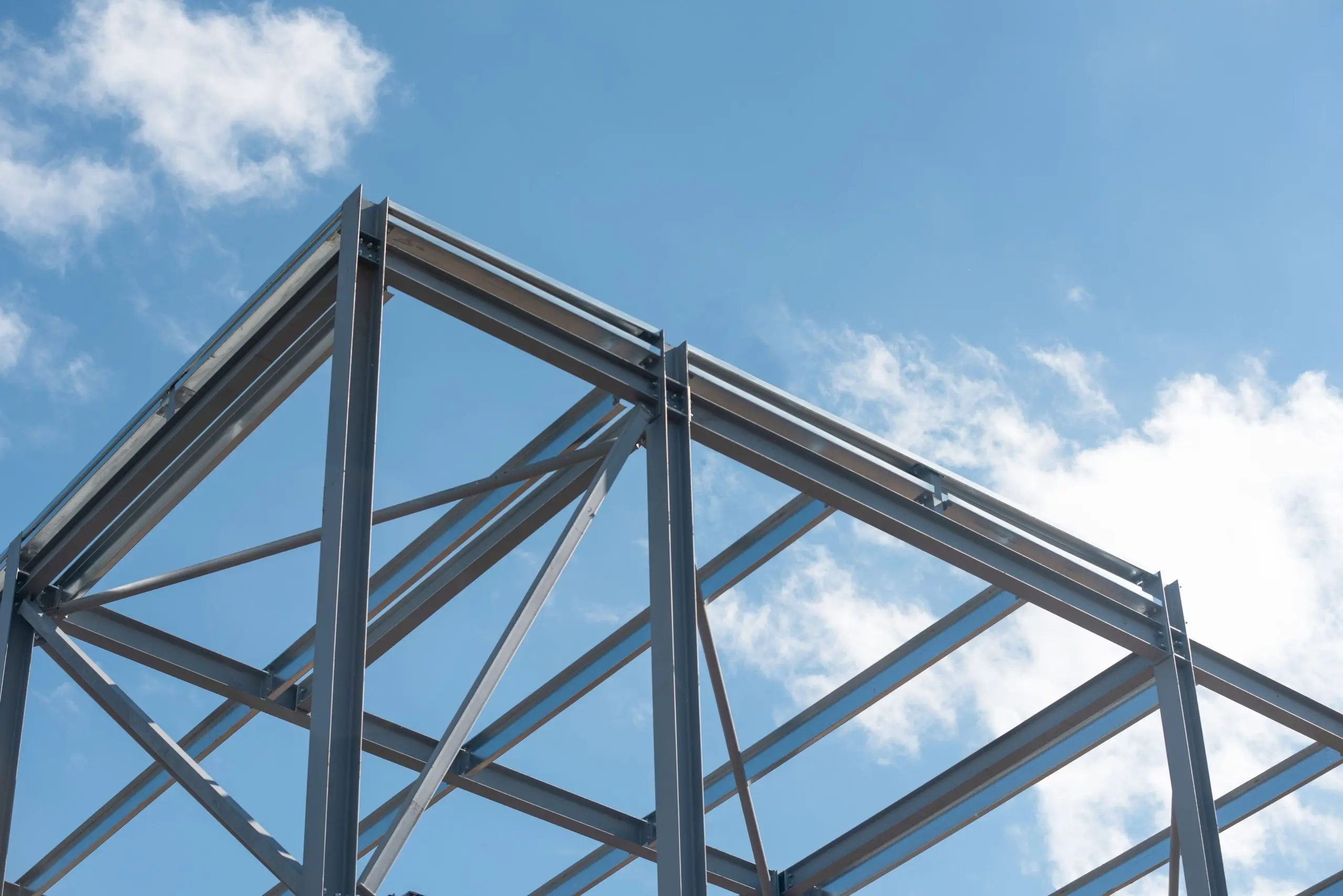 ساختار چوب مهندسی در یک ساختمان مدرن با طراحی زیبا