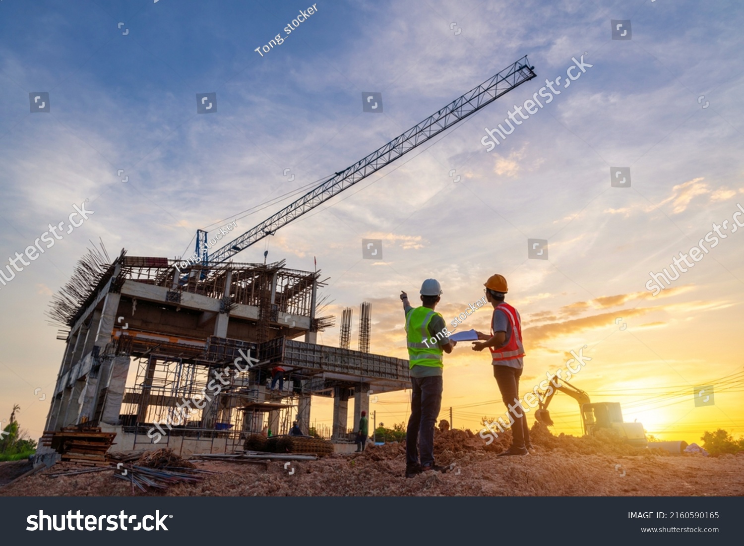 معماری و مهندس عمران در بررسی جزئیات پروژه در محل ساخت‌وساز