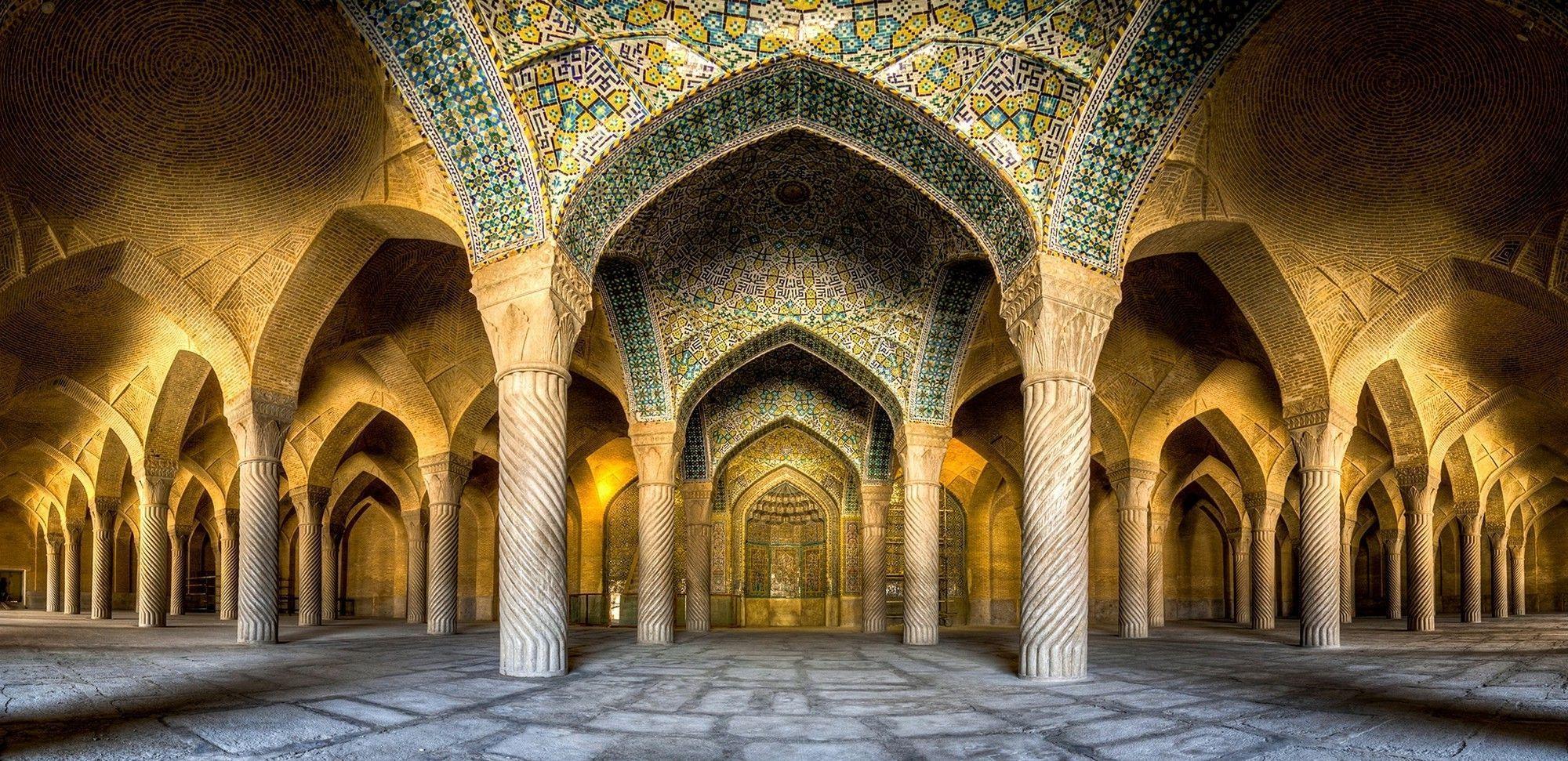 حیاط مرکزی با ترکیب نور و سایه در معماری ایرانی معاصر