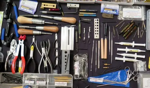 پنل‌های خورشیدی نصب‌شده بر روی سقف یک ساختمان بازسازی‌شده به عنوان منبع انرژی تجدیدپذیر
