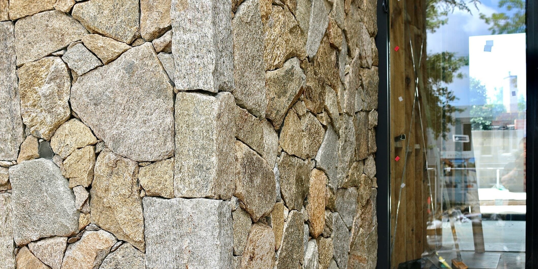 نمونه‌ای از نمای سنگی با طراحی سنتی و استفاده از سنگ‌های طبیعی
