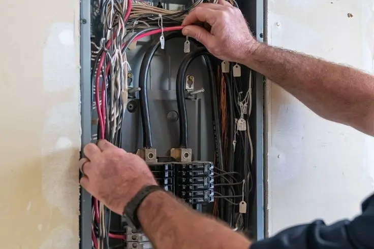نصب کابل‌های جدید در سیستم برق ساختمان