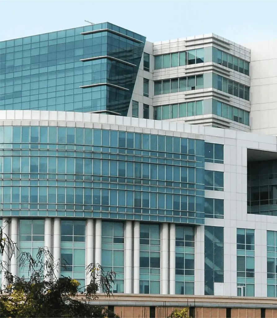 تجهیزات مکانیکی و الکتریکی یک ساختمان بزرگ با سیستم‌های کنترل هوشمند