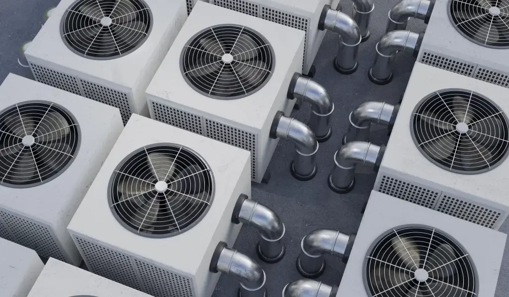 نمای کلی یک سیستم HVAC در ساختمان با نمایش تجهیزات اصلی مانند یونیت‌های داخلی و خارجی، کانال‌های هوا و داکت‌ها