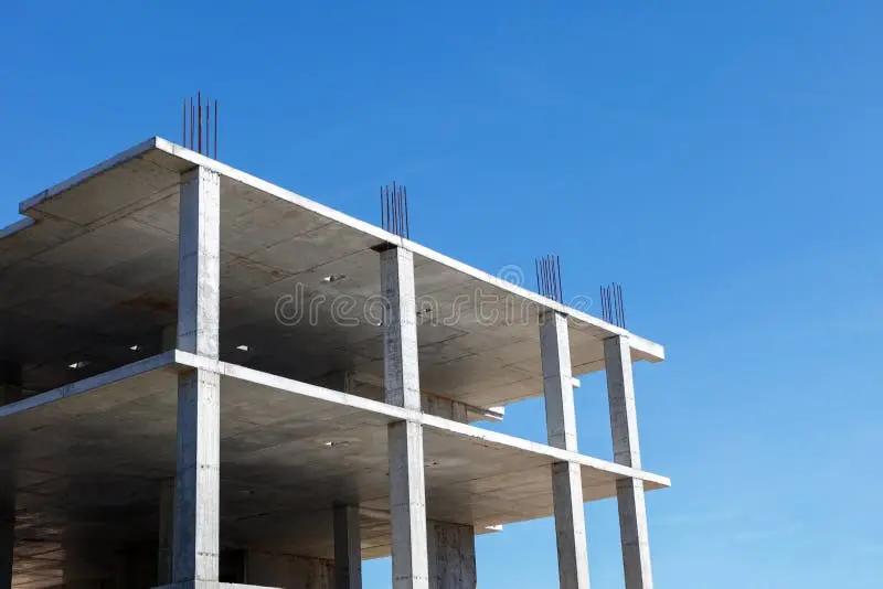 ساختمان در حال ساخت با اسکلت بتنی و آسمان آبی