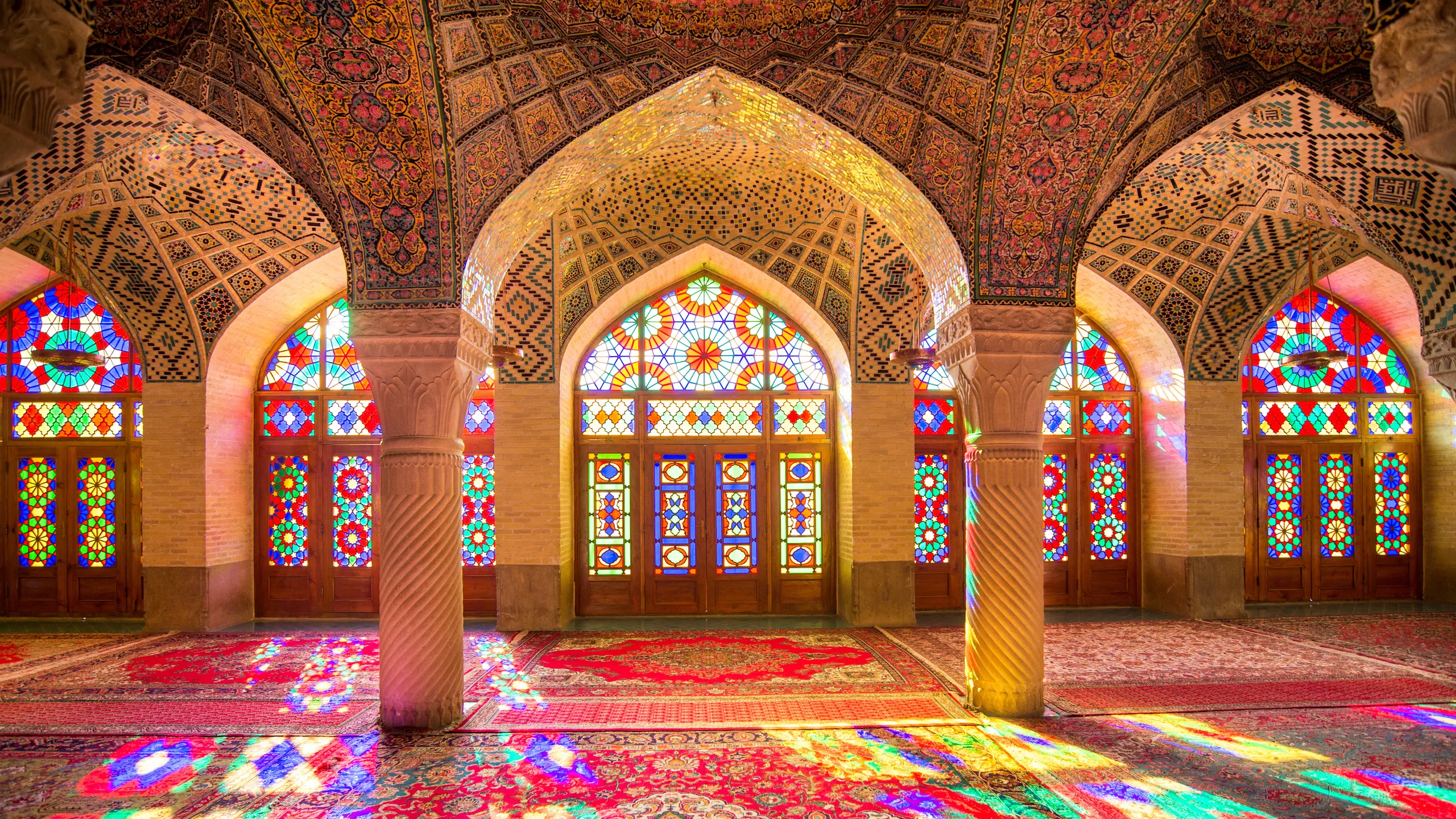 بررسی معماری ایرانی در ساختمان‌های معاصر